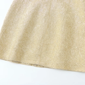 Ärmelloses Damen-Minikleid in Champagnergold mit glänzender Plissee-Textur und Metallic-Effekt