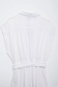 Vue arrière d'une robe chemise blanche en coton et lin avec pli inversé et ceinture
