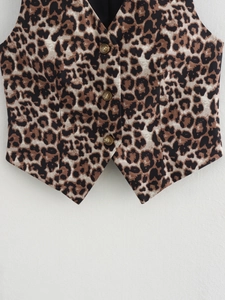 Dettaglio piatto di un gilet da donna leopardato con tre bottoni in resina e scollo a V