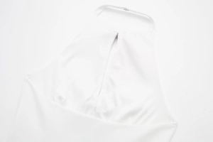 Nahaufnahme des Neckholder-Designs mit Tropfenausschnitt und Metallverschluss oben