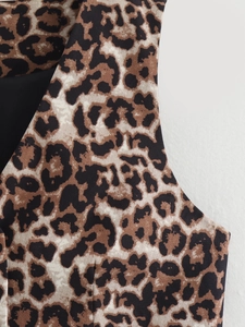 Dettaglio del gilet leopardato che mostra la trama del tessuto e la fodera interna nera