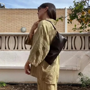 Borsa sottoascellare minimalista in pelle marrone scuro con set camicia a pieghe
