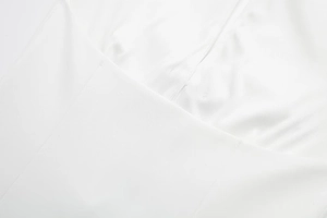 Makroaufnahme des weißen Neckholder-Tops mit Details zur hochwertigen Stoffstruktur