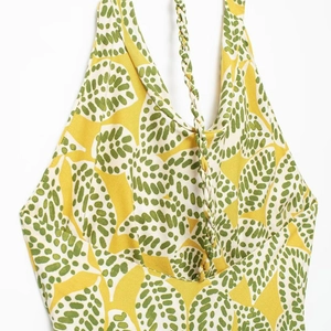 Sommerkleid für Damen mit Neckholder, gelbem Tropenmuster und geflochtenen Trägern