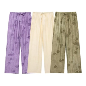 Dettaglio di pantaloni jacquard a gamba larga viola, beige e oliva con coulisse in vita