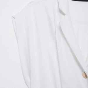Robe chemise blanche en lin avec col à revers et bouton doré pour un style d'été