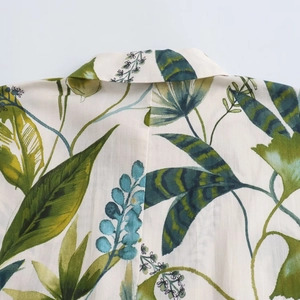 Détail du col classique et de l'imprimé tropical sur la chemise en tissu respirant