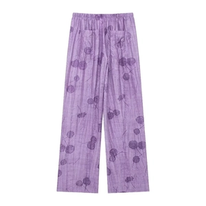 Dettaglio posteriore di pantaloni larghi a fiori viola con vita elastica e tasche quadrate