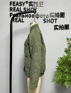 Vue latérale d'une veste matelassée vert armée avec col montant et motif en losange