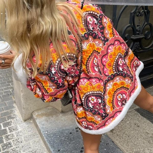 Loose-fit paisley print quilted jacket with cozy white fleece trim and urban street style