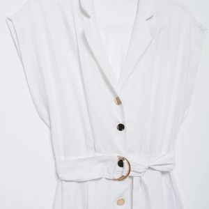 Robe chemise blanche sans manches élégante avec boutons dorés et ceinture pour l'été