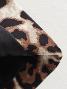 Dettaglio macro della trama leopardata con fodera interna nera liscia ed elegante