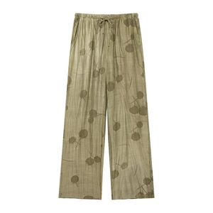 Dettaglio dei pantaloni larghi verde oliva con coulisse in vita e stampa floreale