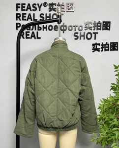 Vue arrière d'une veste matelassée vert foncé avec col montant et motif en losange