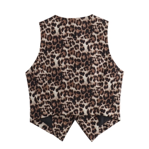 Vista posteriore di un gilet senza maniche con stampa leopardata e orlo a V a punta