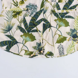 Détail du tissu à imprimé floral tropical avec cordon de serrage et perles en bois