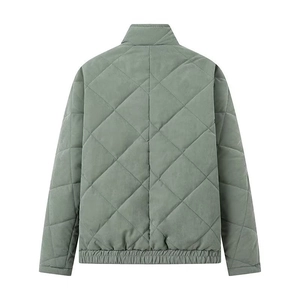 Vue arrière d'une veste matelassée vert sauge avec col montant et motif en losange