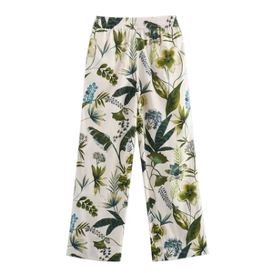 Détail d'un pantalon taille haute à jambes larges avec imprimé tropical et floral