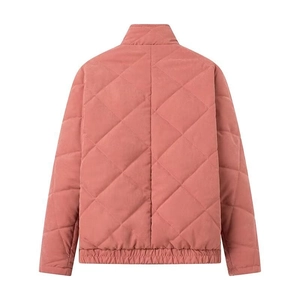 Vue détaillée du dos d'une veste matelassée rose avec col montant et motif en losange