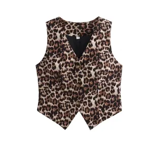 Gilet estivo da donna con scollo a V e stampa leopardata con tre bottoni su sfondo bianco