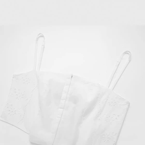Robe d'été blanche élégante avec broderie florale et fines bretelles spaghetti