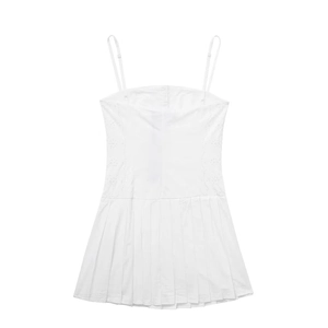 Robe courte blanche d'été élégante avec broderie délicate et jupe plissée