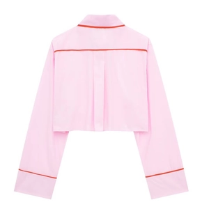 Chemise courte rose à manches longues avec passepoil rouge contrasté au dos et col