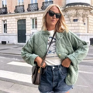 Veste matelassée à losanges pour femme avec col montant vert sauge et short en jean