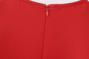 Detail eines roten Kleides mit hochwertigem verdecktem Reißverschluss und Webstruktur