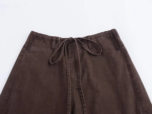 Dettaglio della vita elastica e coulisse sui pantaloni a gamba larga marrone scuro