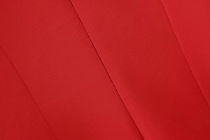 Nahaufnahme von rotem Webstoff mit hoher Dichte und präzisen Nähten für Damenbekleidung