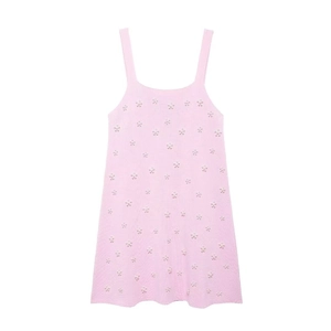 Robe courte en maille rose avec décorations de perles et encolure carrée chic