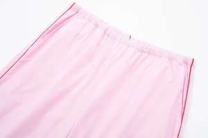 Vue détaillée du pantalon de pyjama rose avec taille élastique et liseré rouge contrasté
