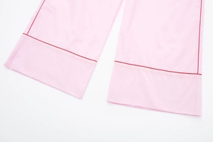 Vue détaillée du bas de pantalon de pyjama rose avec liseré rouge contrastant
