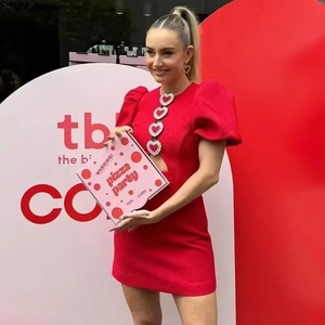 Rotes Mini-Kleid mit Puffärmeln, Herz-Diamant-Schnallen und passenden Herz-Ohrringen