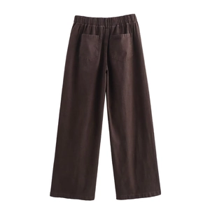 Vista posteriore dei pantaloni larghi marrone scuro con vita elastica e tasche posteriori