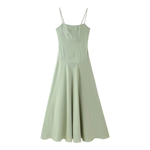 Robe longue élégante en satin vert menthe avec fines bretelles et ourlet évasé chic