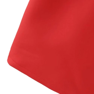 Rotes Kleid mit Ausschnitt und Herz-Detail, lebendiger Stoff und feine Steppnähte im Fokus