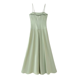 Robe trapèze élégante en satin vert sauge avec bretelles fines et dos découpé