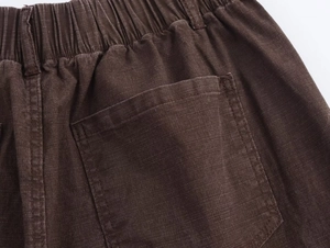 Dettaglio dell'elastico in vita e della tasca posteriore dei pantaloni larghi marroni