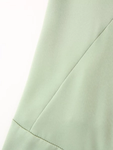 Vue détaillée des coutures et de la texture du satin sur cette robe vert clair