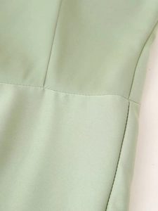Gros plan détaillé du tissu satiné vert sauge avec couture fine et texture lisse