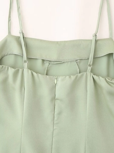 Détail de bretelles réglables et fermeture éclair invisible sur robe en satin