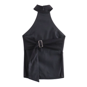 Haut licou noir pour femme sans manches avec une boucle métallique décorative élégante
