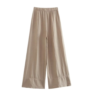 Détail du pantalon large en lin kaki avec taille élastique froncée et coutures d'ourlet