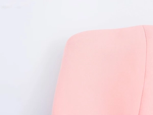 Dettaglio ravvicinato del tessuto rosa chiaro liscio per set estivo da donna