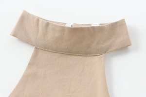 Détail du haut dos nu kaki montrant la texture en lin et le bouton arrière