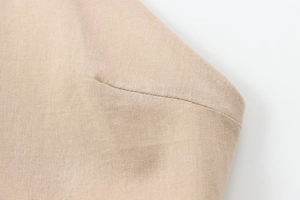 Vue macro du haut licou kaki montrant les coutures de l'épaule et la texture tissée
