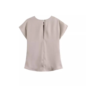Completo due pezzi in raso champagne con top a maniche corte e pantaloni eleganti