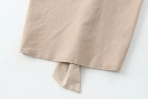 Gros plan détaillé de la texture du haut licou beige et détail du cordon de serrage